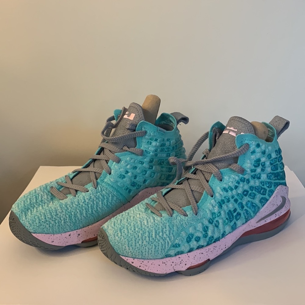 Nike Lebron XVll (GS) / light aqua and particle grey / 6.5Y